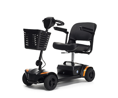 Compacte zwarte scootmobiel met oranje accenten en mand